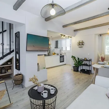 Stylish Modern Maisonette Holiday home *