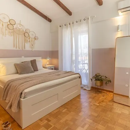 Stylish Modern Maisonette 度假居 阿尔戈斯托利翁